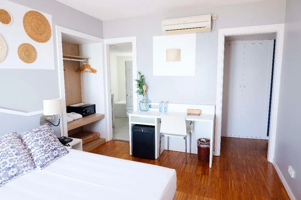 Room, Subur, Costa Brava