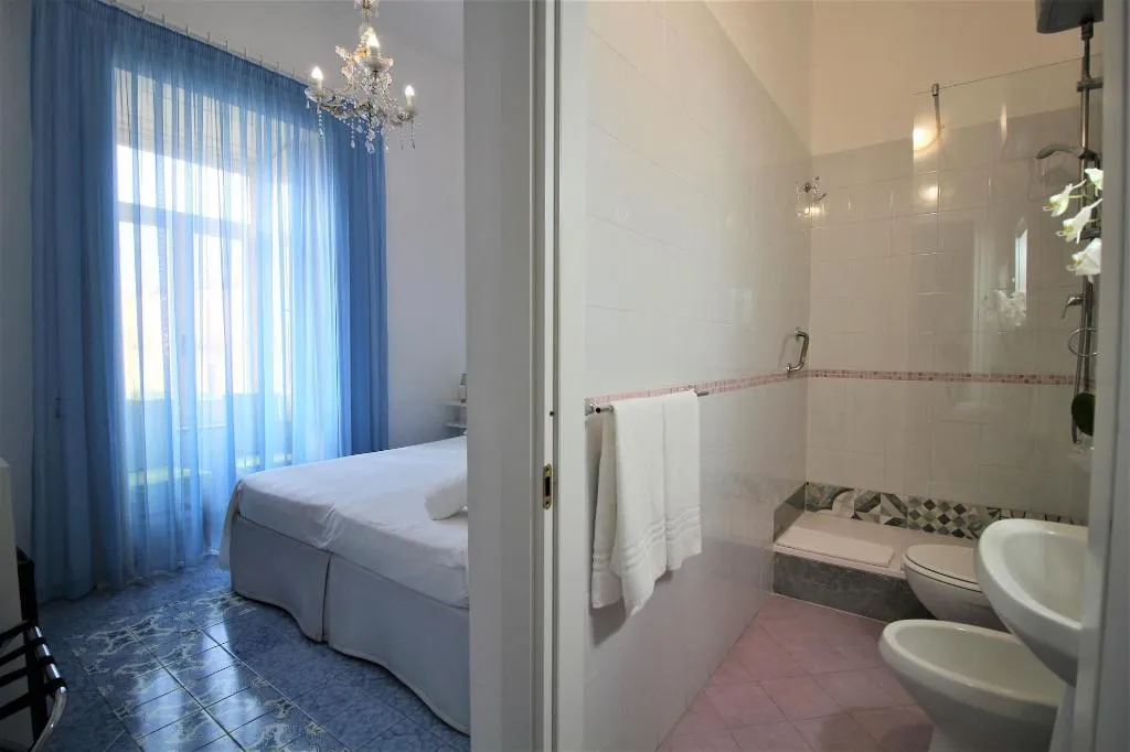 Room, Piazza Tasso B B, Naples
