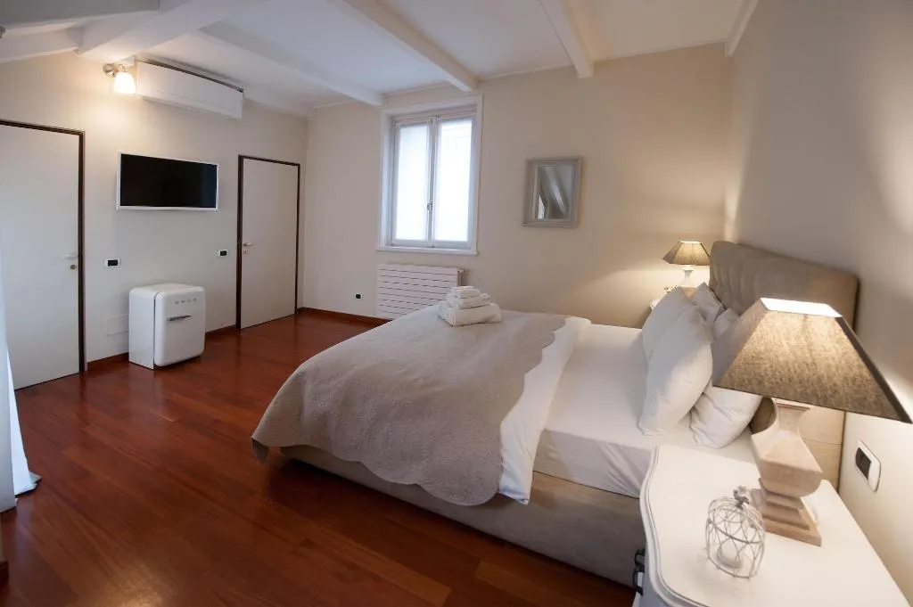 Room, Thea Monza, Milan