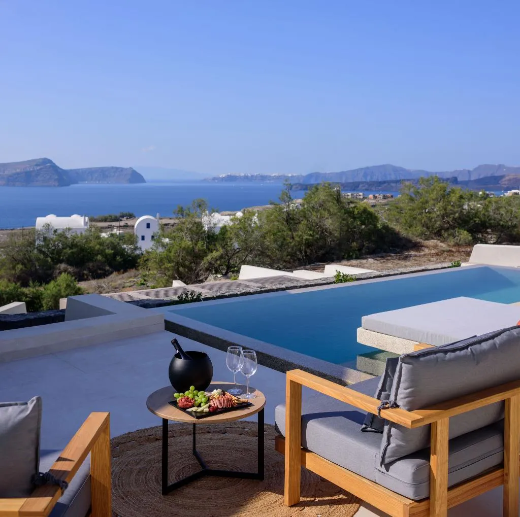 SUITE SEA VIEW WITH PRIVATE POOL Room, Potnia Theron Suites, Santorini