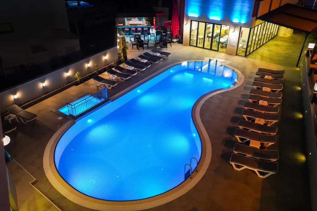 Pool, Seren Sari, Dalaman
