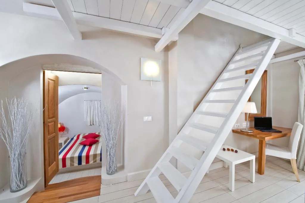 SUITE WITH JACUZZI Room, Meltemi Village, Santorini