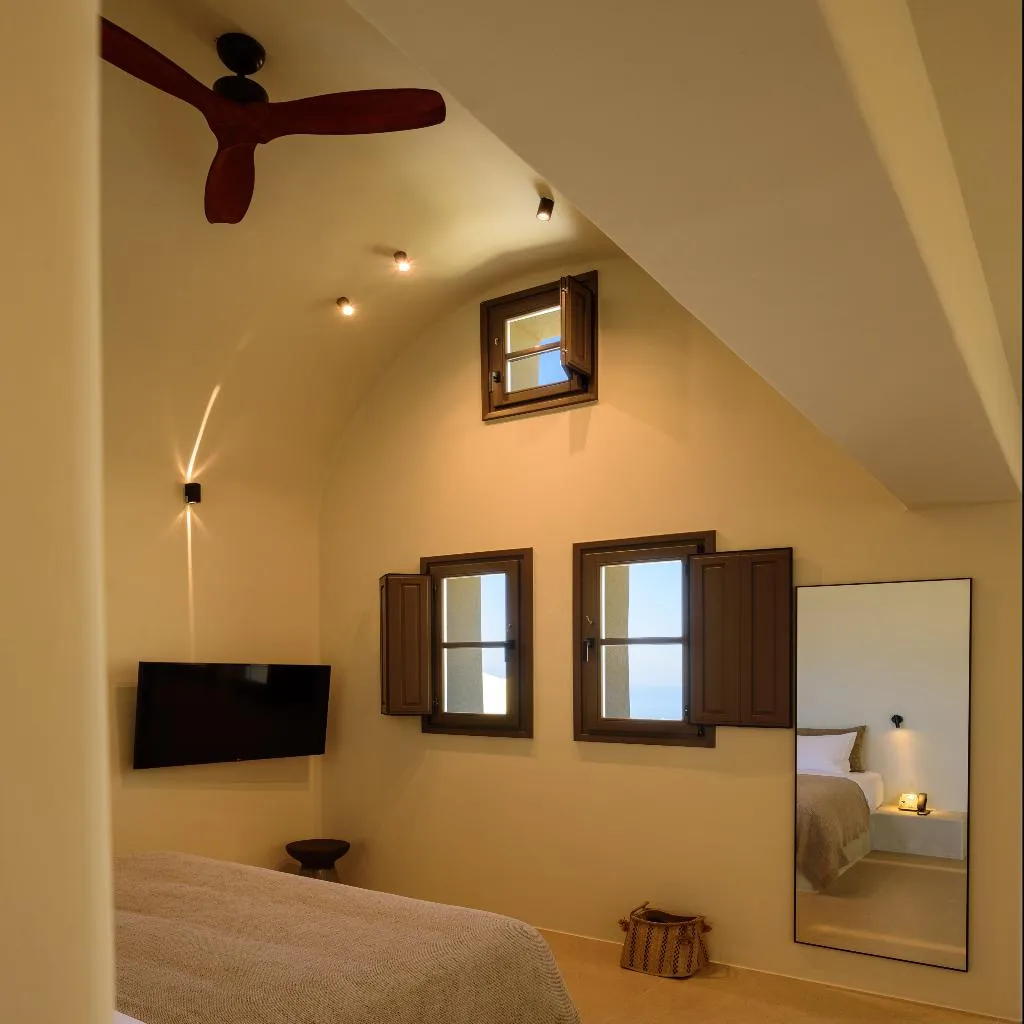 SUITE WITH JACUZZI Room, Elessa Hotel, Santorini
