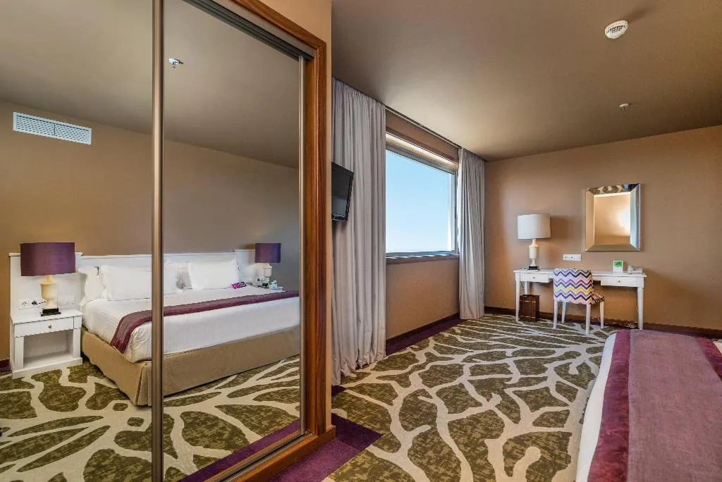 SUITE QUEEN SIZE BED Room, Holiday Inn Porto Gaia, Porto