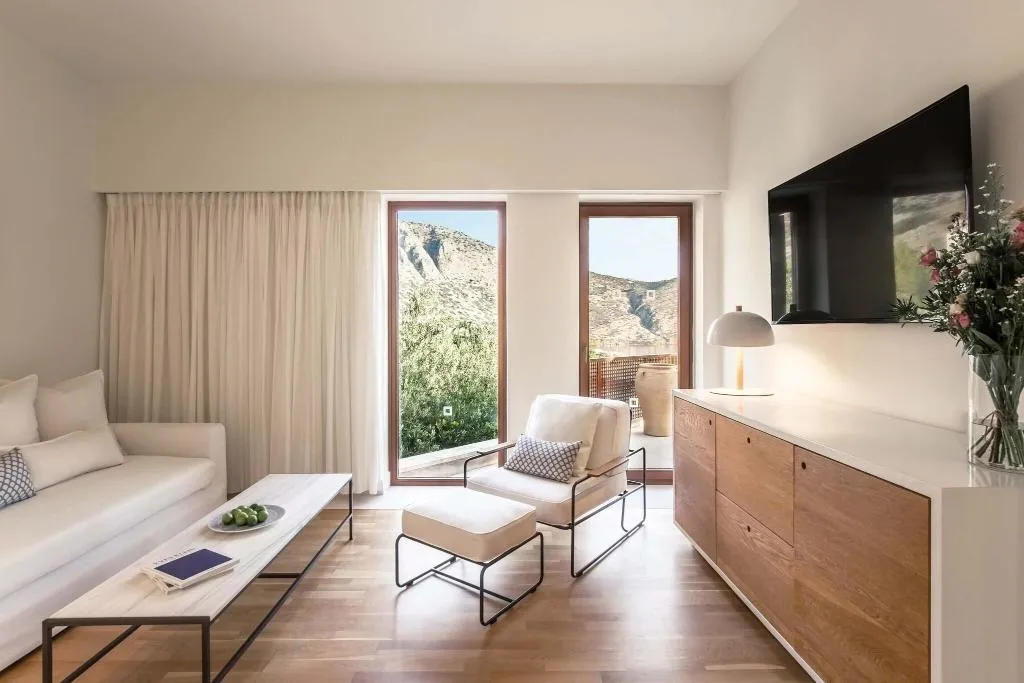 Room, Phaea Blue, a member of SLH, Crete