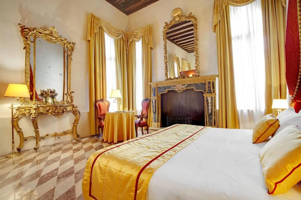 SUITE KING SIZE BED Room, Dona Palace, Venice