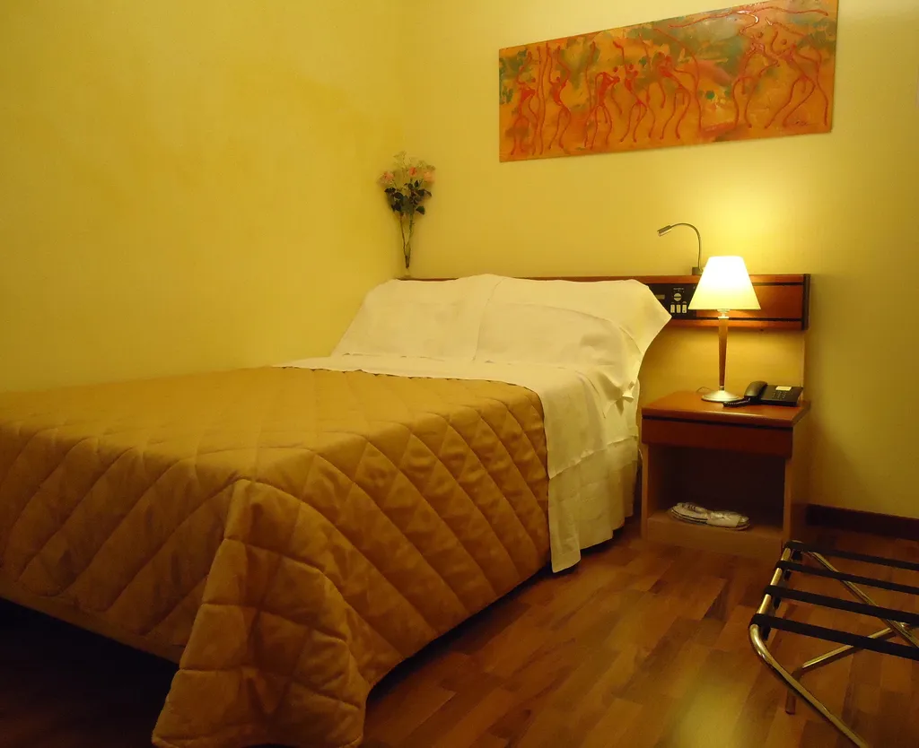 SINGLE STANDARD Room, Moon Palace Hotel, Milan