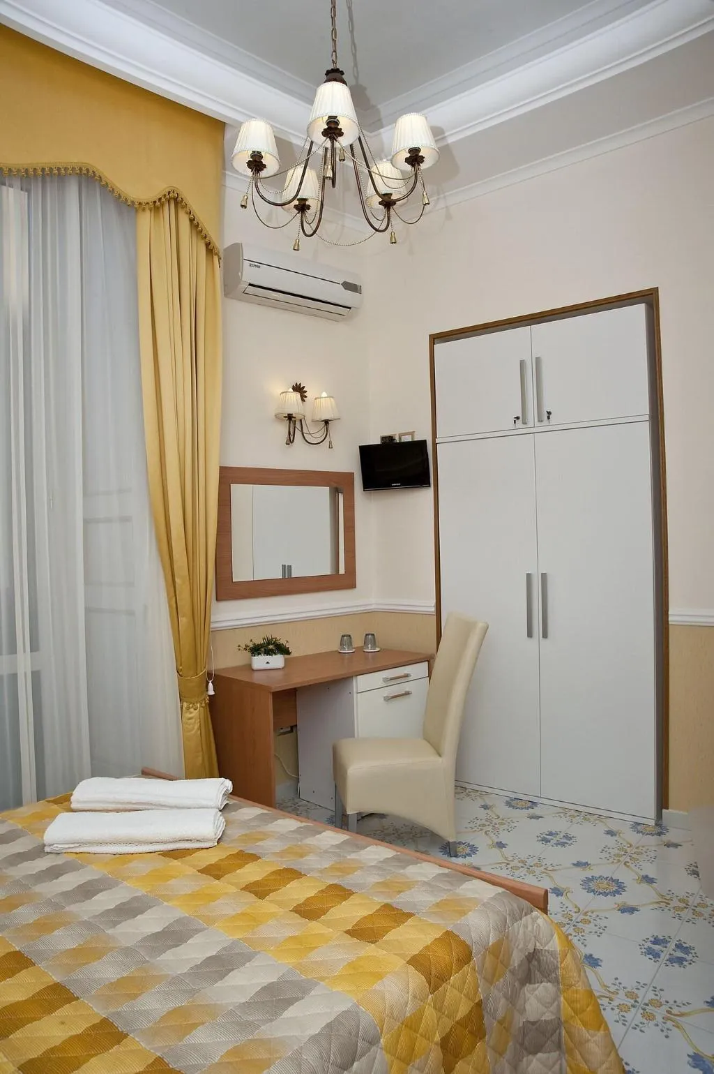 Room, Olimpo degli Dei, Naples