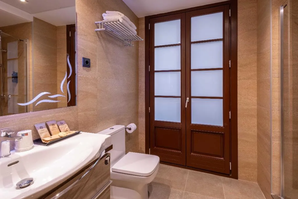 TRIPLE CAPACITY 2 Room, Gran Hotel Barcino 4*S, Barcelona