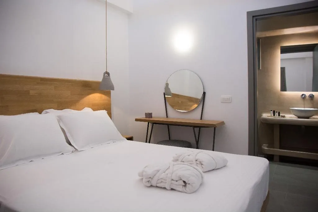 SUITE TWO BEDROOMS TWO BATHROOMS Room, Amphitrite Suites Santorini, Santorini