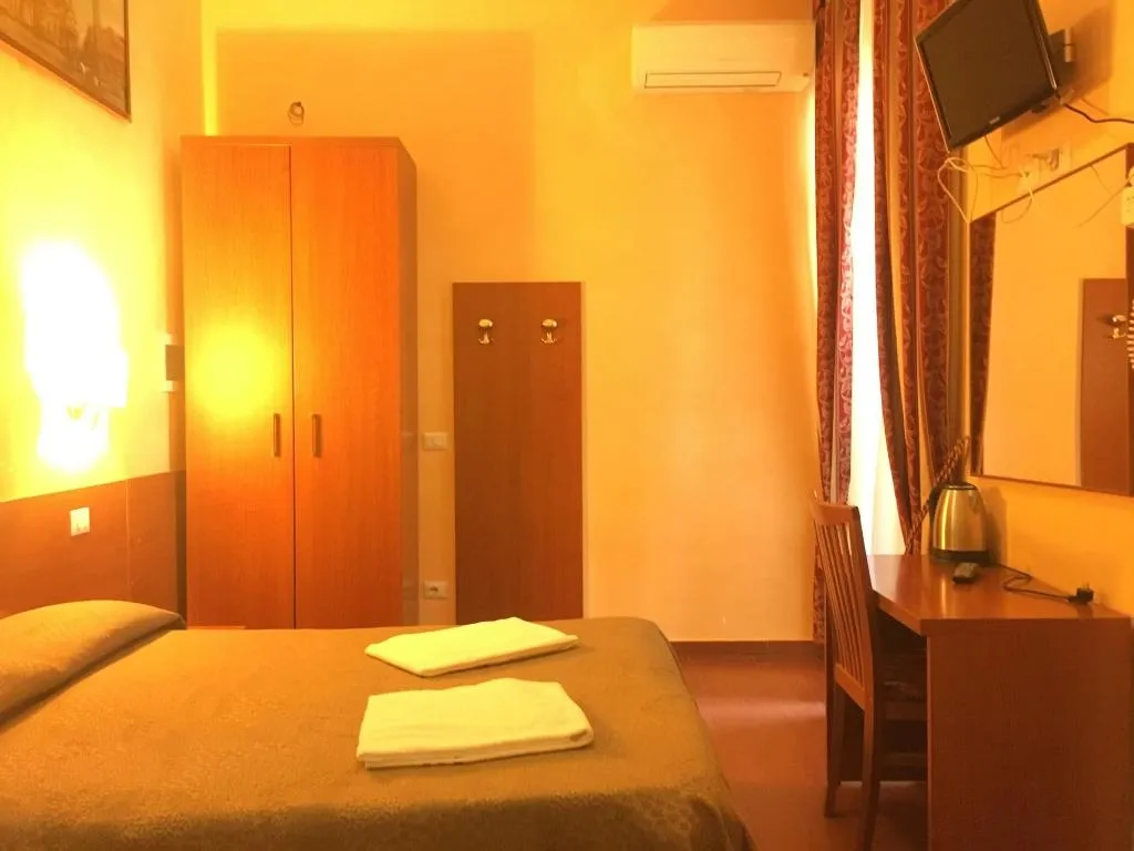 Room, Best Location In Rome, Naples