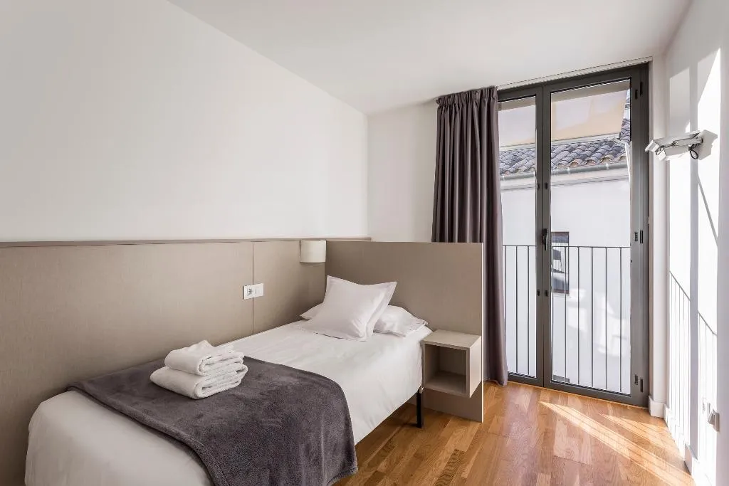 APARTMENT THREE BEDROOMS Room, Mon Suites Catedral, Valencia