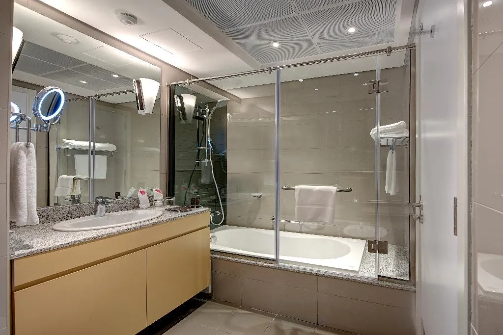 DOUBLE DELUXE Room, Royal Continental Hotel, Dubai