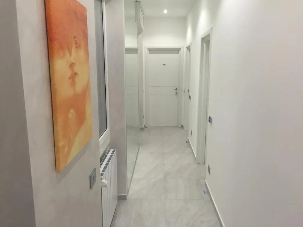 Lobby, Picaflor, Milan