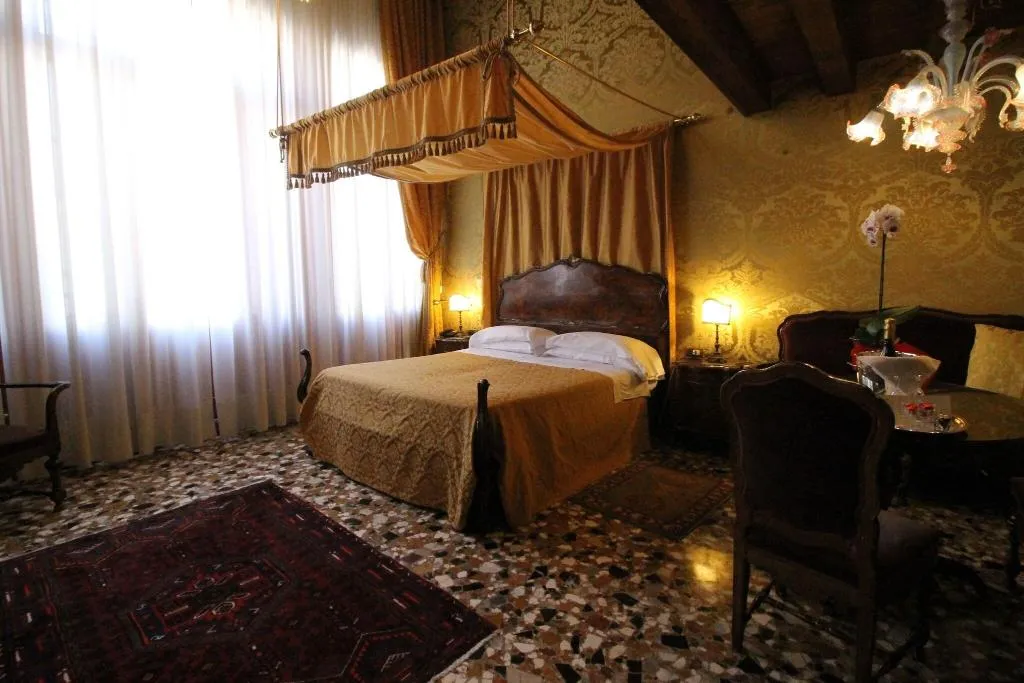 SUITE QUEEN SIZE BED Room, Palazzo Abadessa, Venice