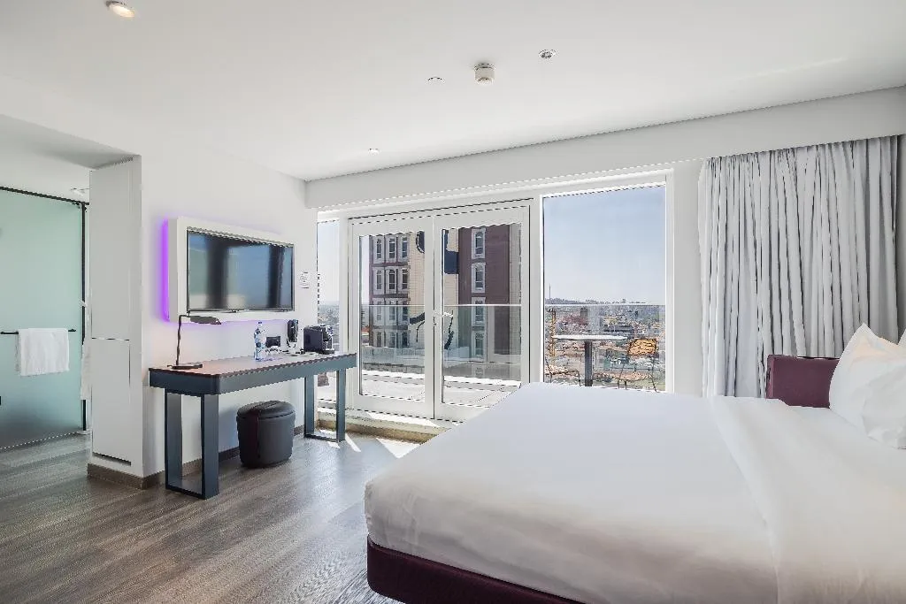 DOUBLE SINGLE USE SUPERIOR QUEEN BED Room, Yotel Porto, Porto