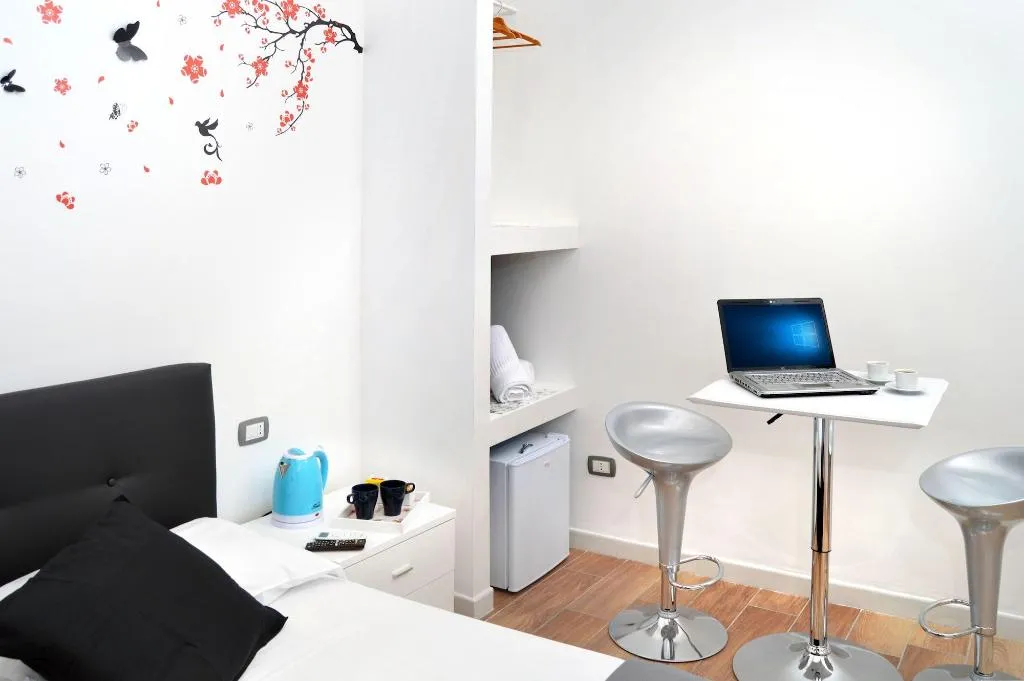 Room, B&B Central Station Napoli, Naples