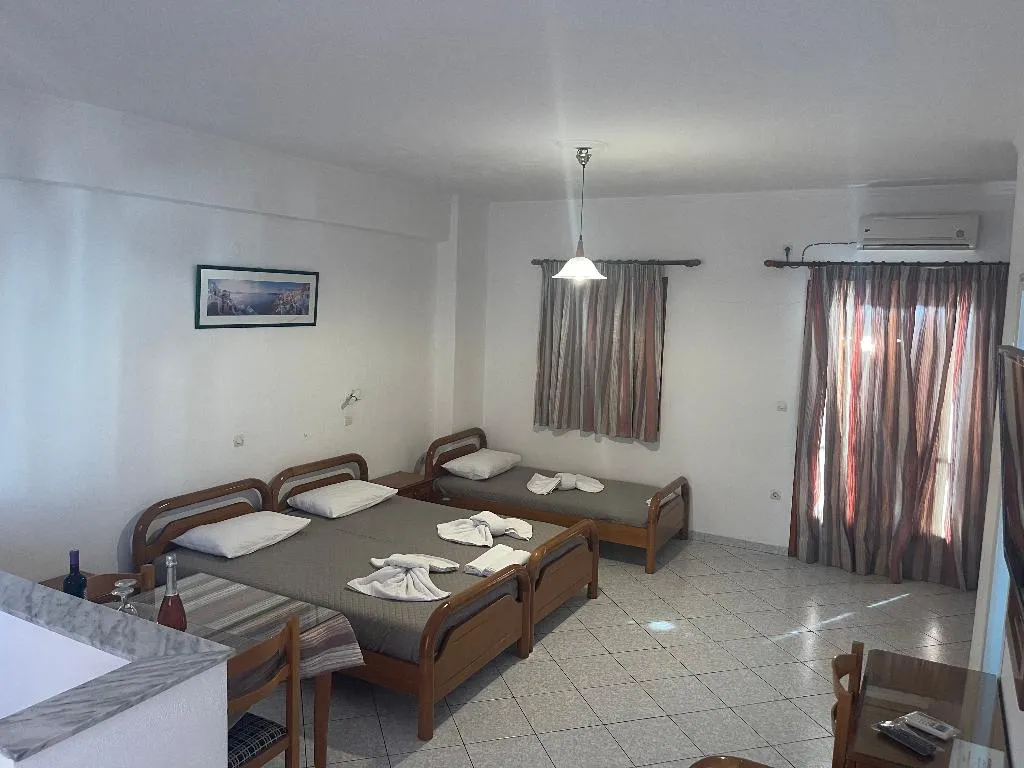 TRIPLE CLASSIC Room, Tarelis Apartmens Studios, Santorini