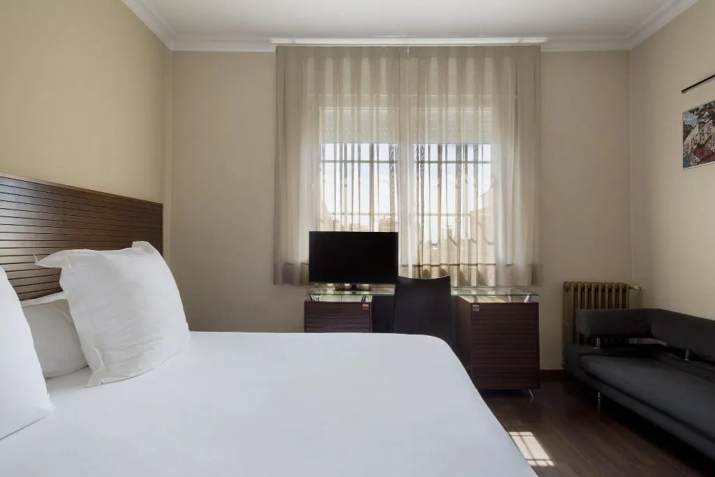 FAMILY ROOM THREE BEDS Room, Astoria, Barcelona