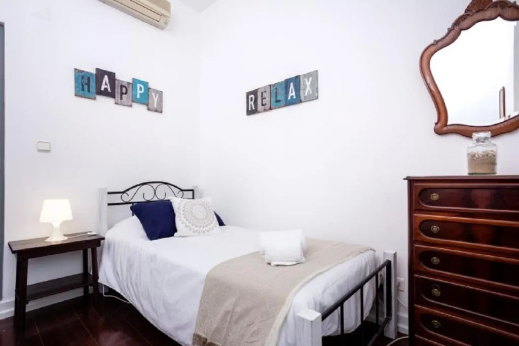 SINGLE BASIC Room, Kais do Sol, Lisbon