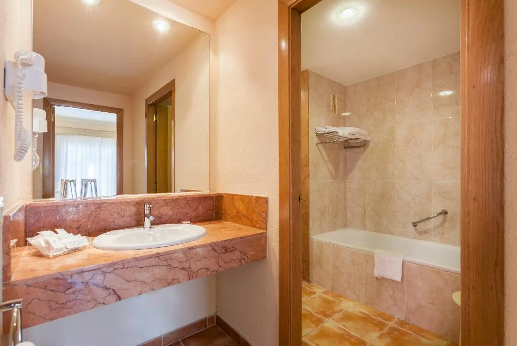 APARTMENT ONE BEDROOM WITH TERRACE Room, Zafiro Ca'n Picafort, Majorca