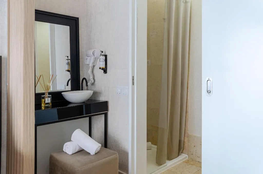 DOUBLE WITH BALCONY Room, LX51 Lisbon Center - Studios & Suites by APT IIN, Lisbon