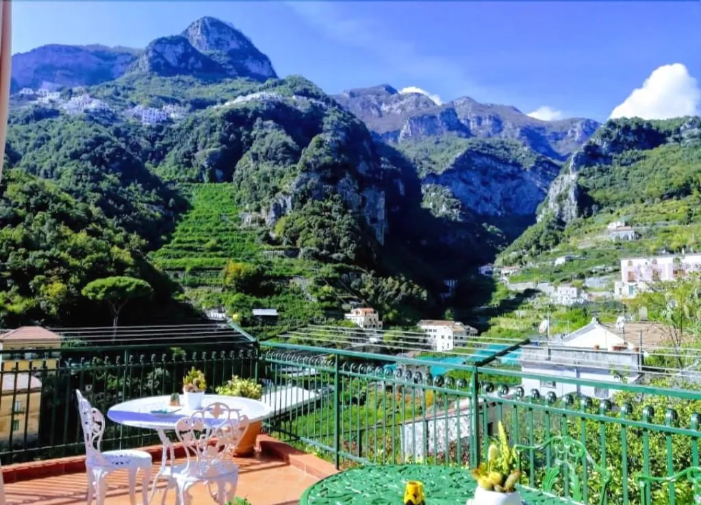 Terrace, La Valle Delle Ferriere, Naples