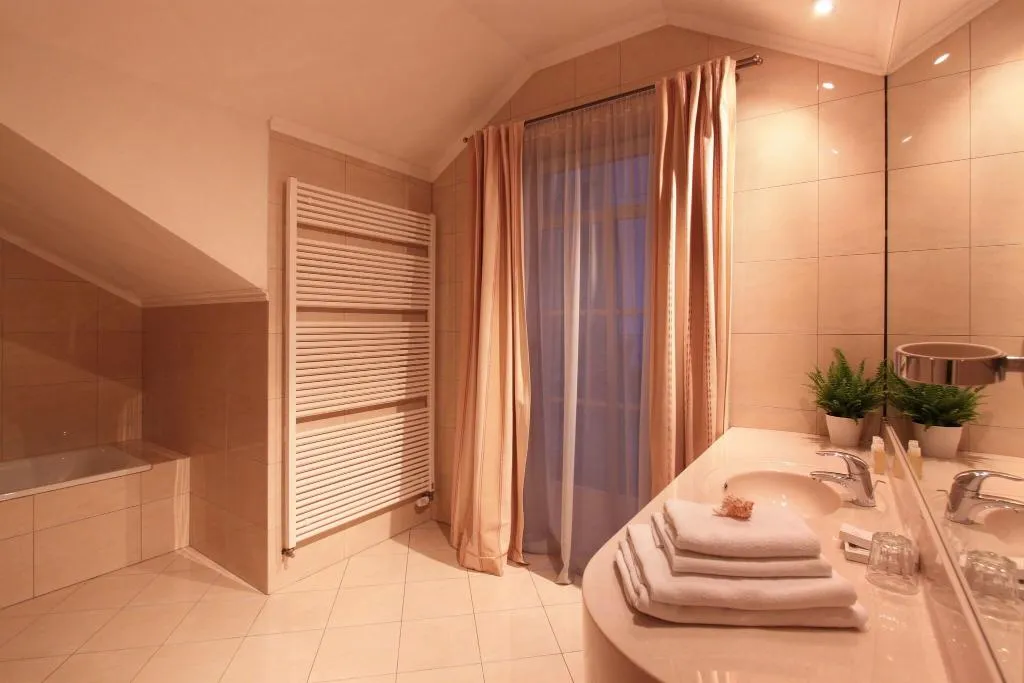 SUITE THREE BEDS Room, Angelis Hotel Prague, Prague