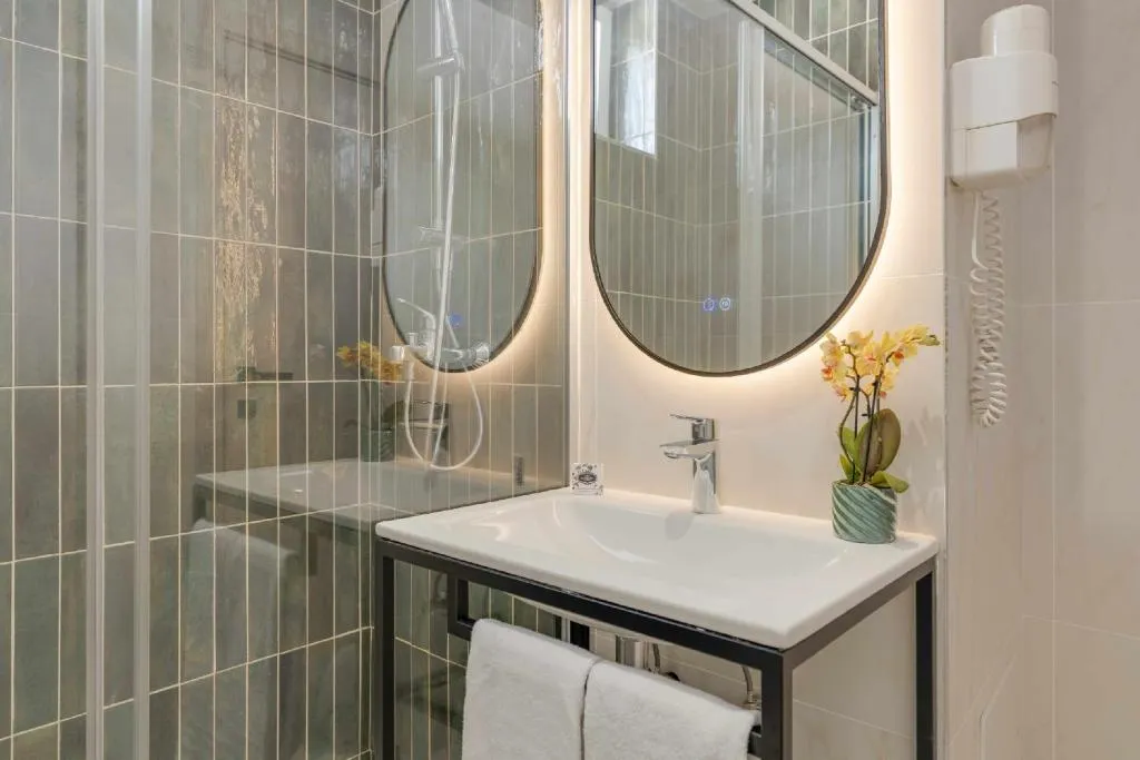 Double or Twin WITH BALCONY Room, The Editory Garden Carmo Funchal, Madeira