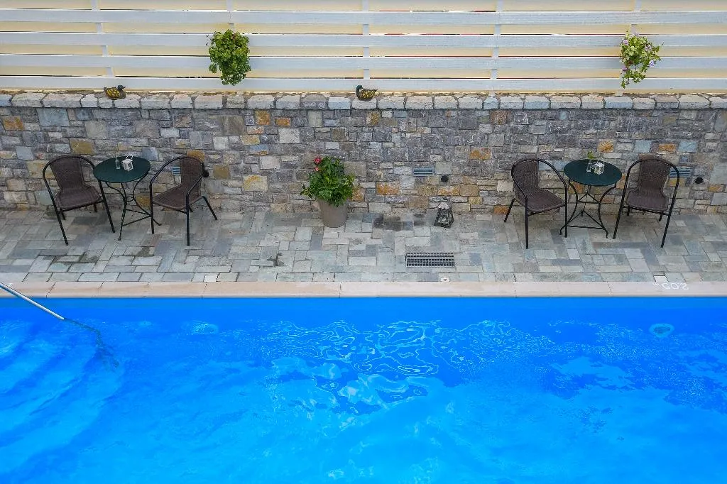 Pool, Neda, Kalamata