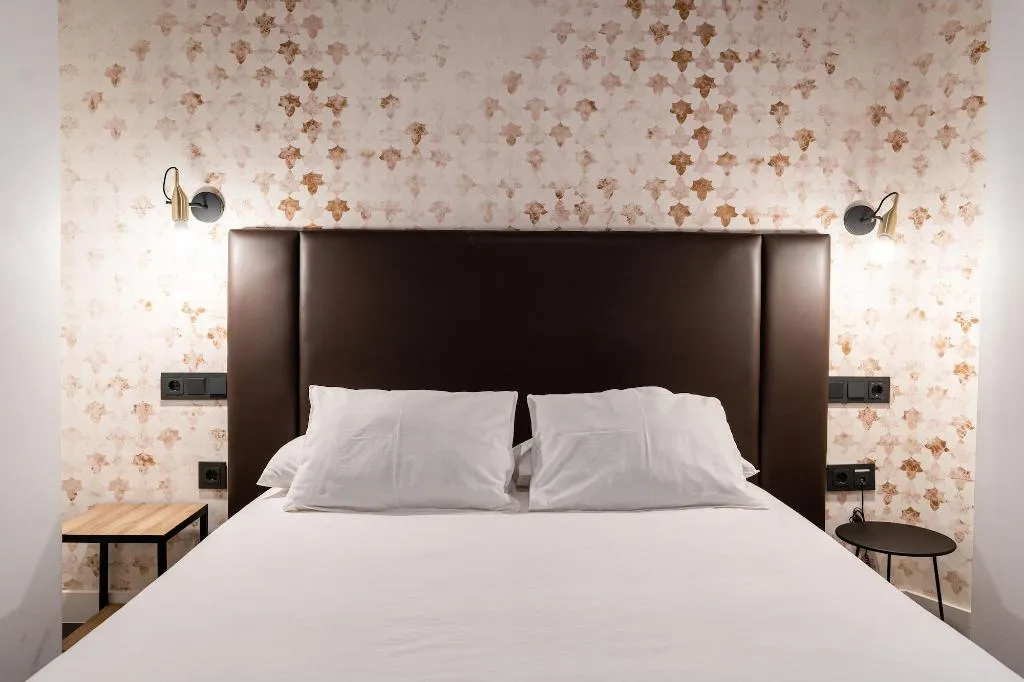 Room, Welldone Quality-Crystal Pool, Seville