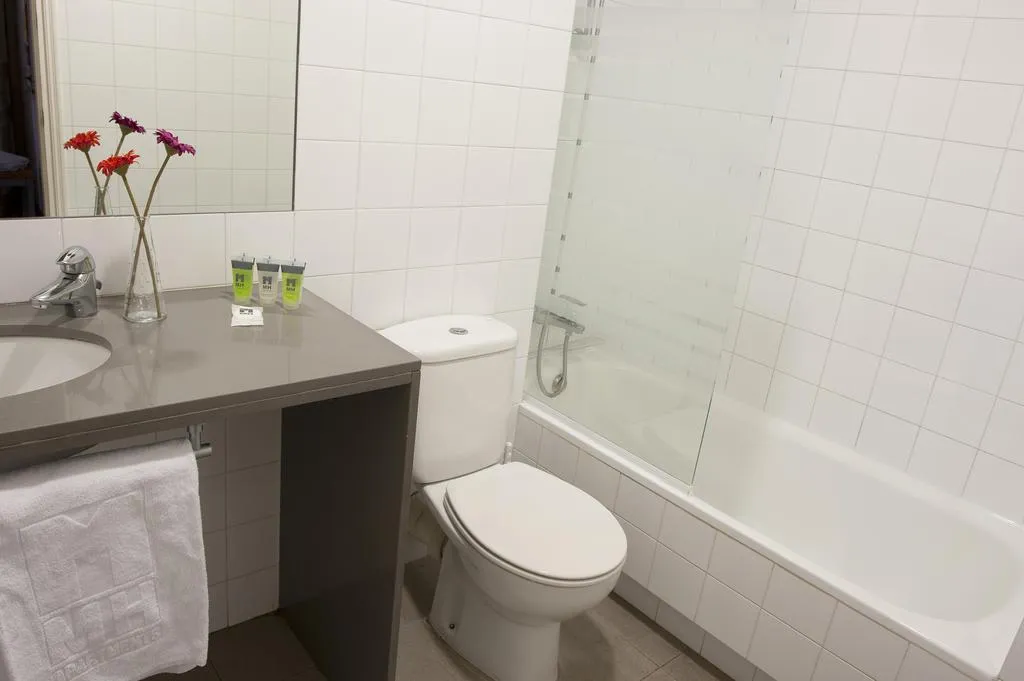 APARTMENT CAPACITY 5 THREE BEDROOM Room, MH Apartments Tetuan, Barcelona