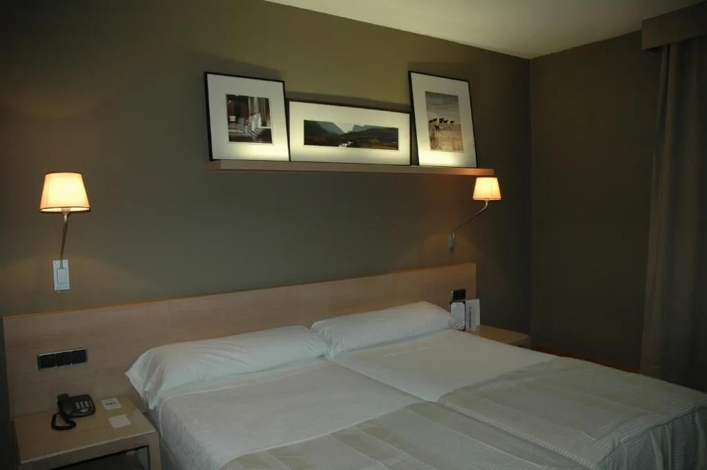 Double or Twin STANDARD Room, Parador de la Seu d'Urgell, Costa Brava