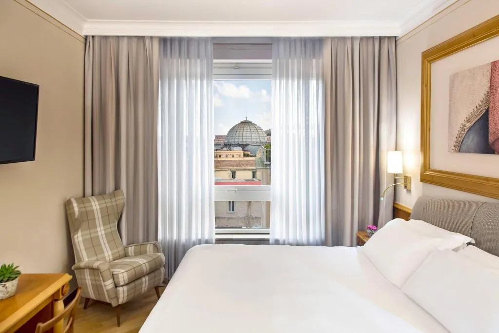 Room, Renaissance Naples Mediterraneo, Naples