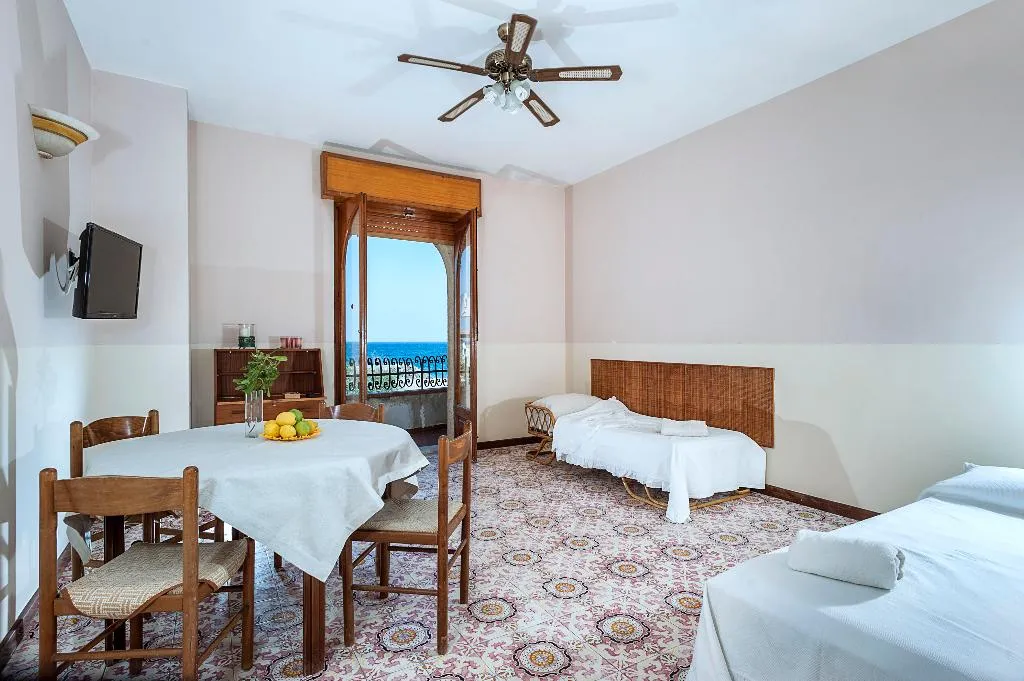 QUADRUPLE WITH BALCONY Room, Villa Liliana, Taormina