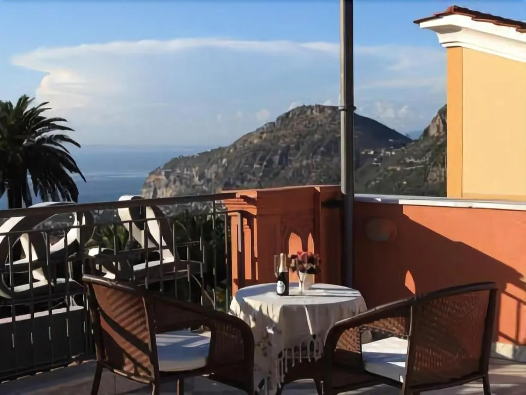 Terrace, Le Due Sirene, Naples