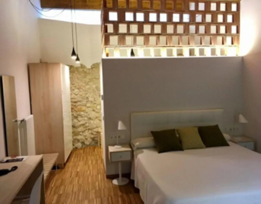Room, Mont-Sant, Valencia