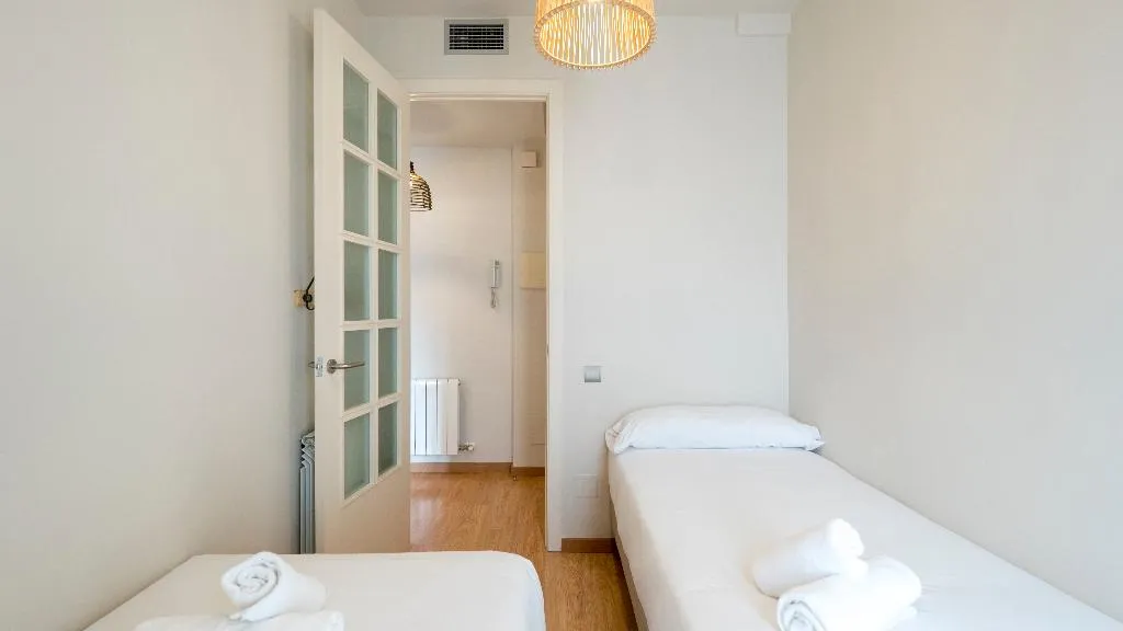 APARTMENT CAPACITY 6 THREE BEDROOM Room, Barcelona Sants Station Apartments, Barcelona