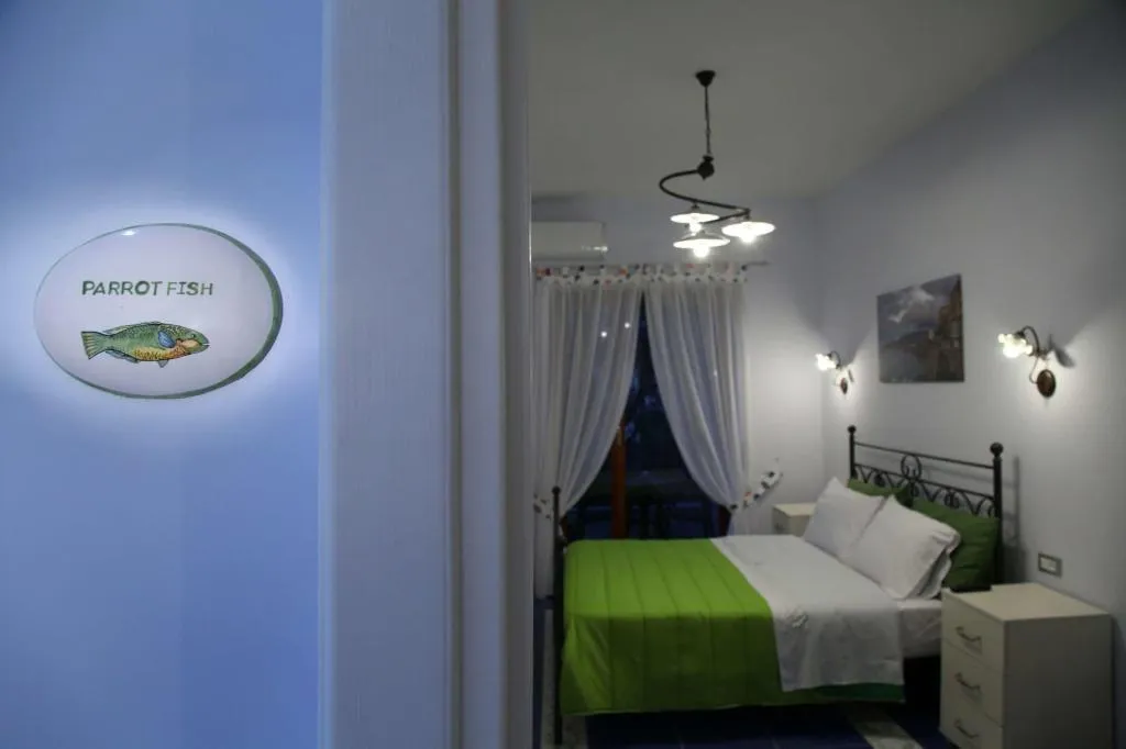 Room, The Reef, Naples