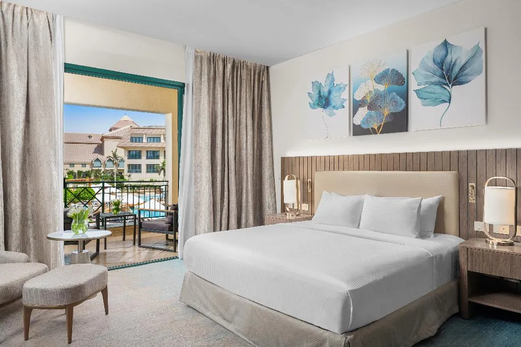 SUITE DELUXE KING BED Room, Hilton Pyramids Golf, Cairo