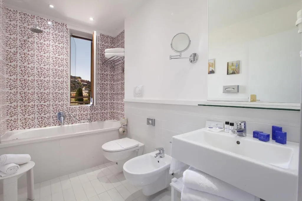 Double or Twin GARDEN VIEW Room, Hotel Regina Sorrento, Naples