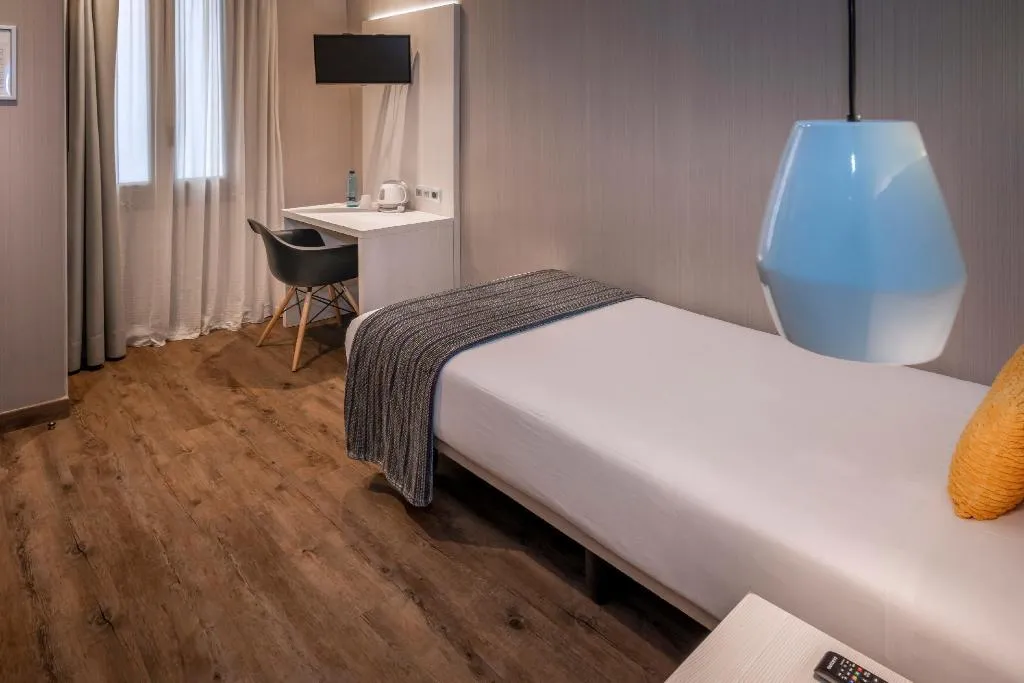 Room, Hostal Opera Ramblas, Barcelona
