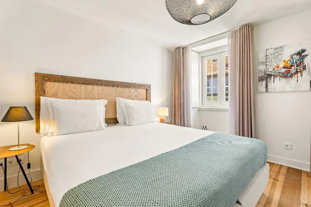 DOUBLE CLASSIC QUEEN BED Room, Jardim Da Lapa By Shiadu, Lisbon