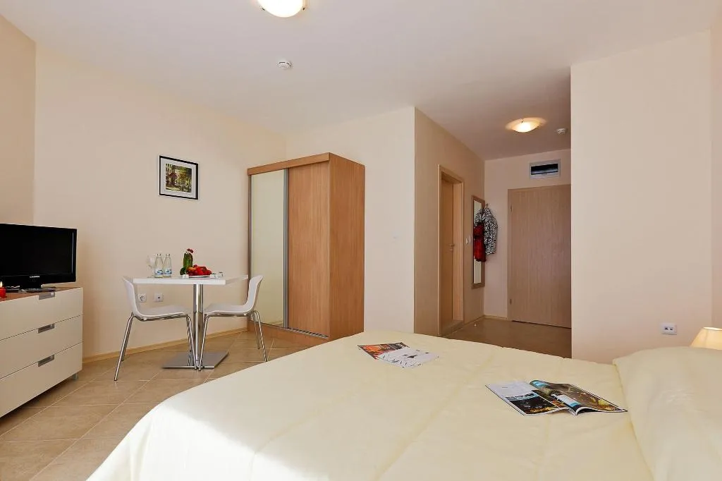 Room, Emberli, Bourgas