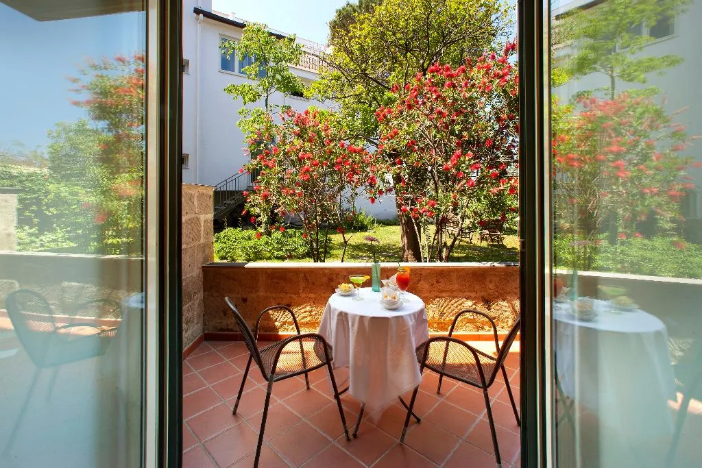 Double or Twin GARDEN VIEW Room, Hotel Alpha, Naples