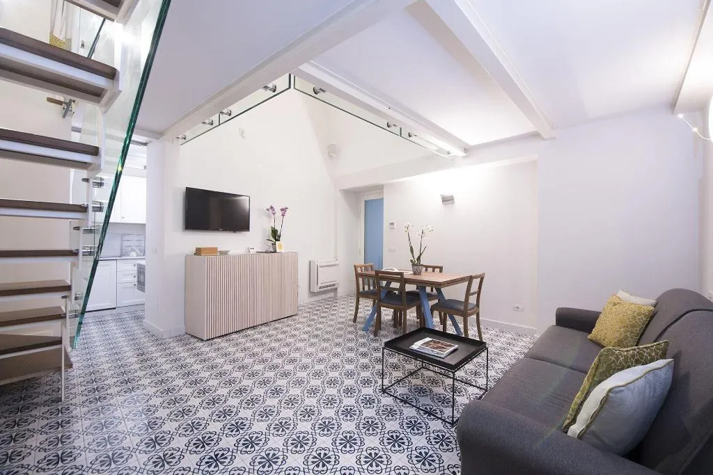 Room, Diecisedici, Naples