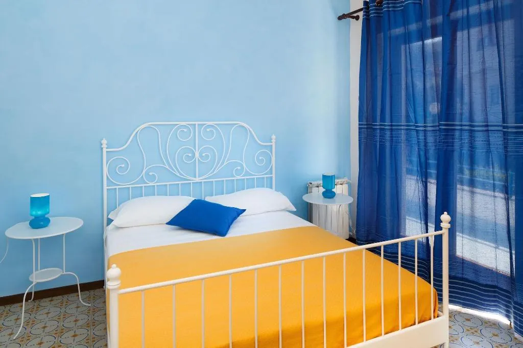 Room, B&b Sorrento Sunshine, Naples