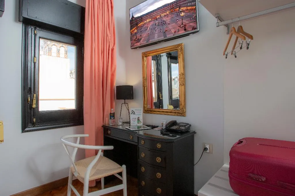 DOUBLE STANDARD Room, Casual del Teatro Madrid, Madrid