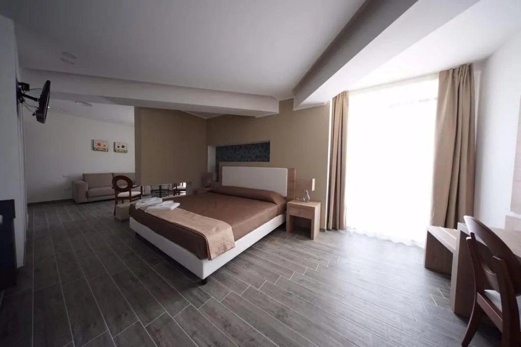 Room, Grand Hotel Del Lago, Palermo