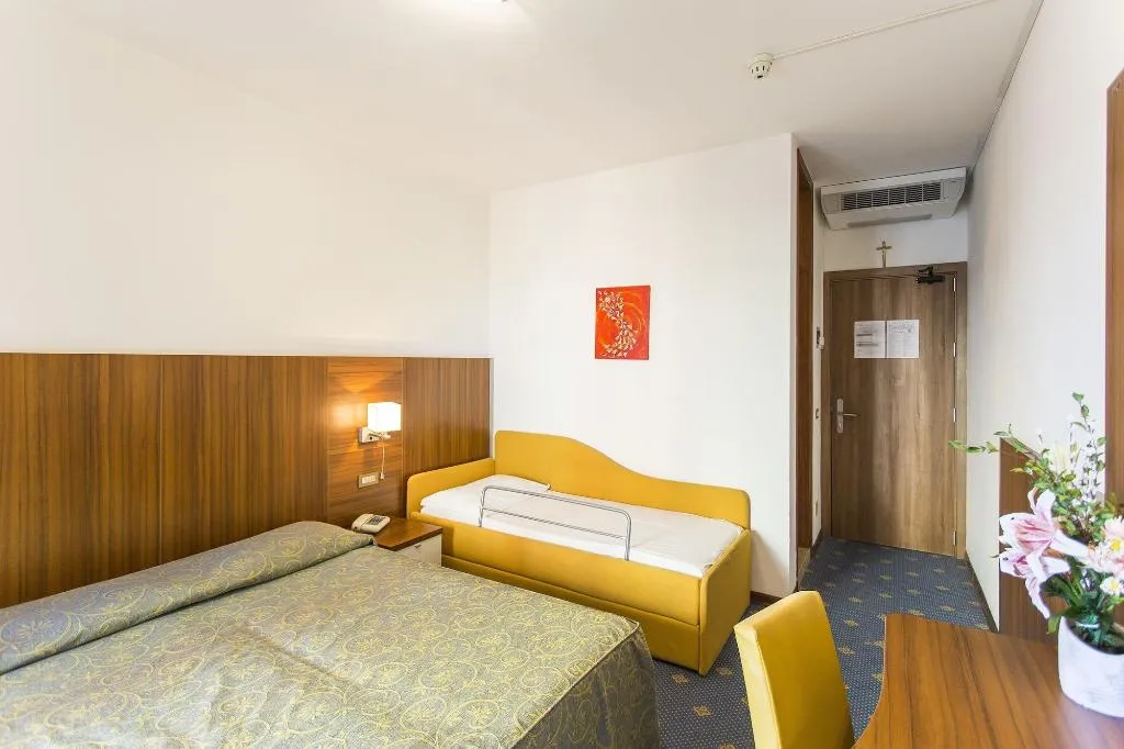Room, Touring, Venice
